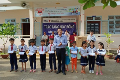 Ngân hàng BIDV trao học bổng cho học sinh nghèo học giỏi