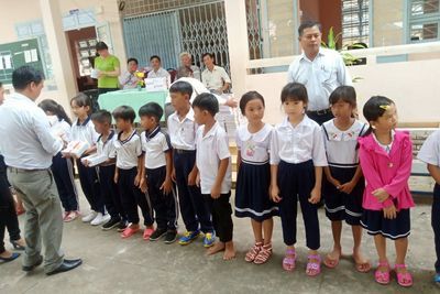 Ông Ngô Văn Hưng- Thành uỷ viên _ Phó chủ tịch UBMTTQ TP Sóc Trăng tặng quà cho học sinh
