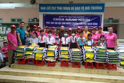 Đoàn hạt gạo tình thương  Chùa Năng Nhơn
